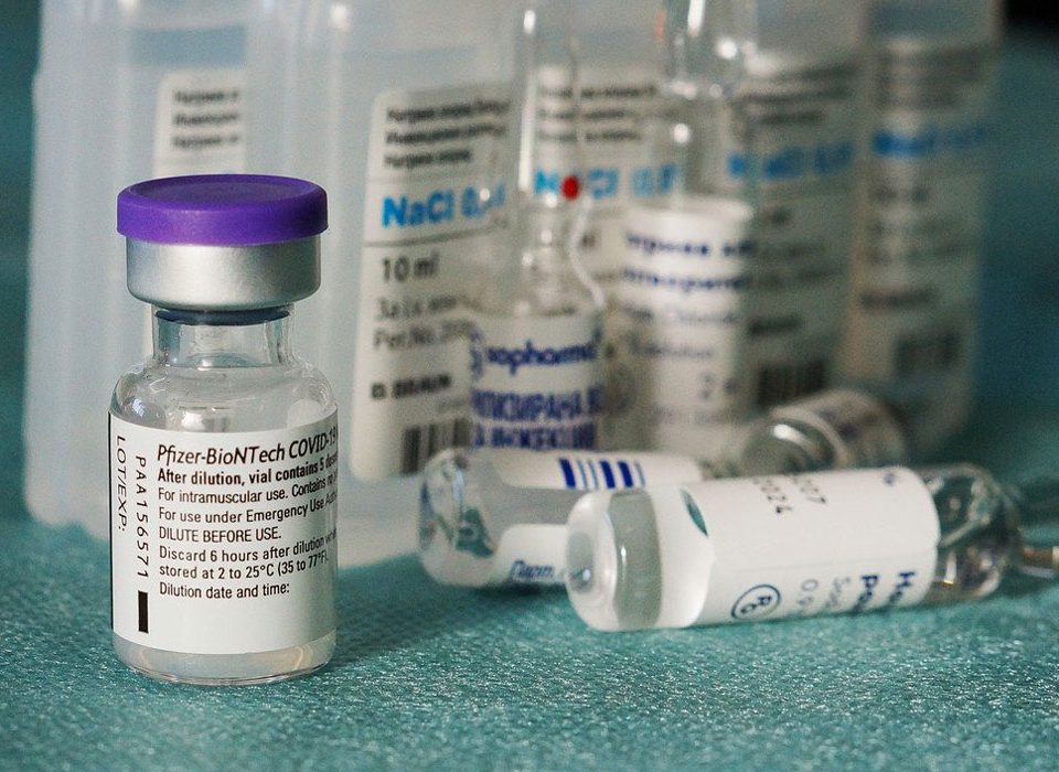 Vaccino Pfizer: diminuisce l’efficacia dopo 6 mesi. Serve la terza dose?